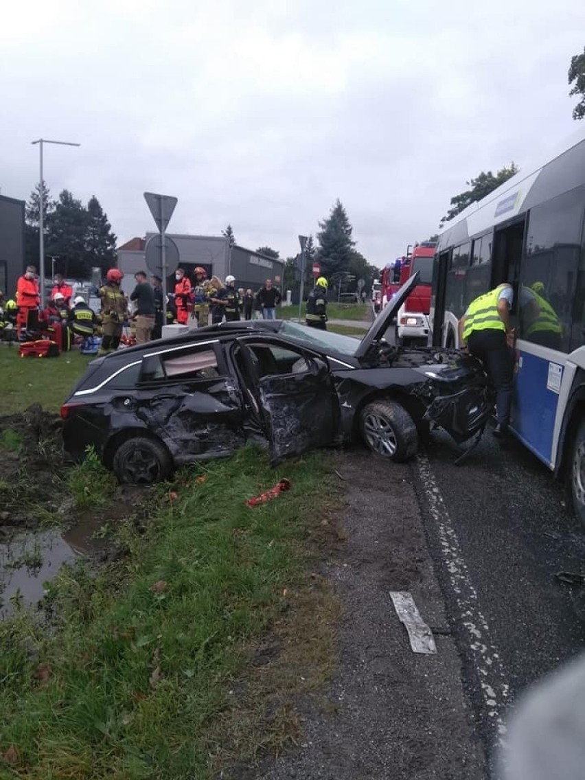 Wypadek w Balicach na drodze wojewódzkiej. Autobus zderzył się samochodem osobowym. Są ranni 