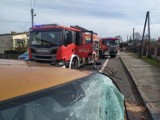 Wypadek dwóch samochodów osobowych w Porębie. Użyto narzędzi hydraulicznych