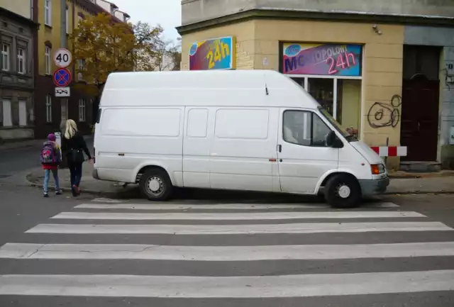 W galerii zamieszczamy zdjęcia udostępnione przez Straż Miejską w Bydgoszczy. Zostały one wykonane podczas interwencji podejmowanych wobec nieprawidłowo parkujących kierowców. Przejdź dalej, by przeglądać ▶▶