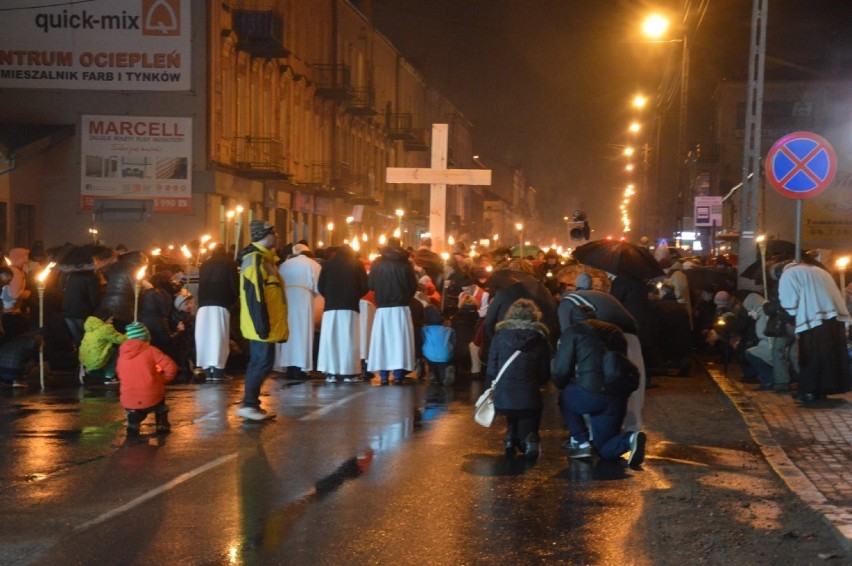 Za nami Droga Krzyżowa ulicami Tomaszowa. Setki wiernych mimo deszczowej pogody [ZDJĘCIA]