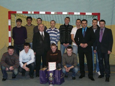 Zwycięzka drużyna Krisbutu Myszków wraz z organizatorami Zina Cup