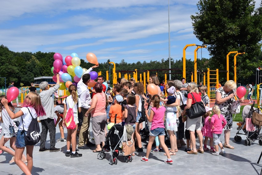 Tłumy dzieci z rodzicami przyszły na otwarcie nowego placu zabaw w Kraśniku (ZDJĘCIA)