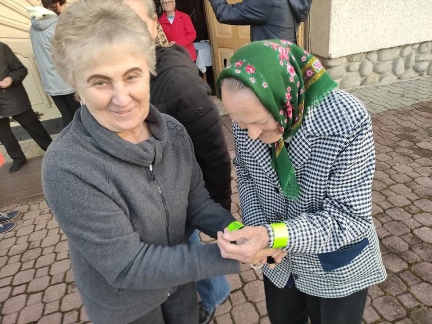 Podhale. Odblaskowi seniorzy w Podczerwonem. Dostali opaski od miejscowych uczniów