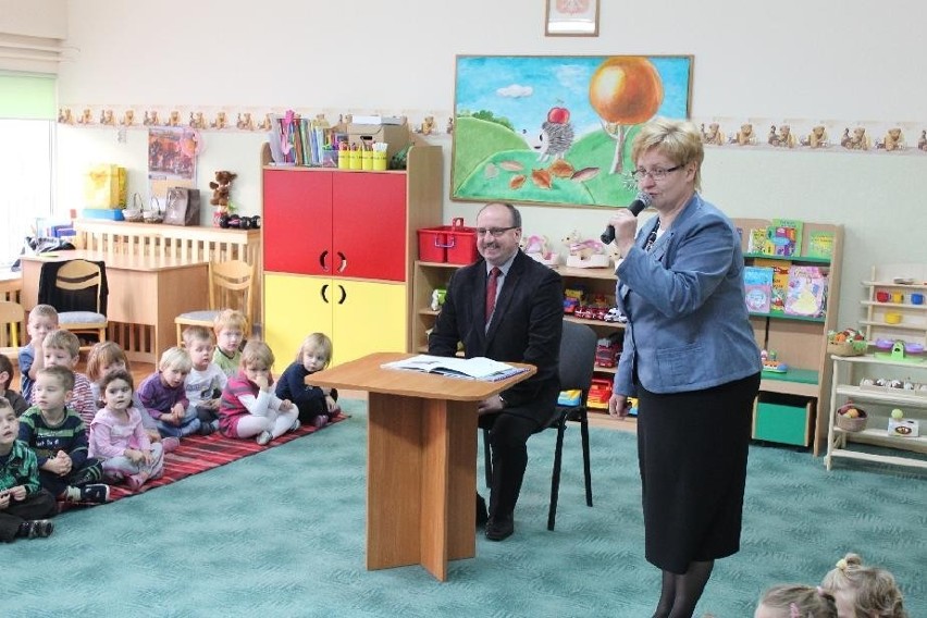WOLSZTYN-  Burmistrz czytał dzieciom (zdjęcia]