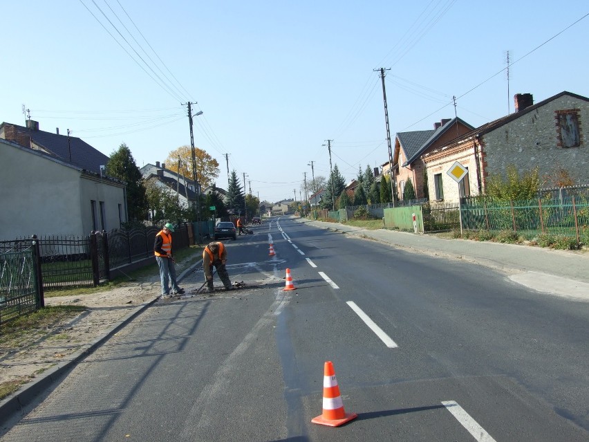 Zabudowa mieszkalna przylega do jezdni również w miejscowości Szczyty (gmina Działoszyn)