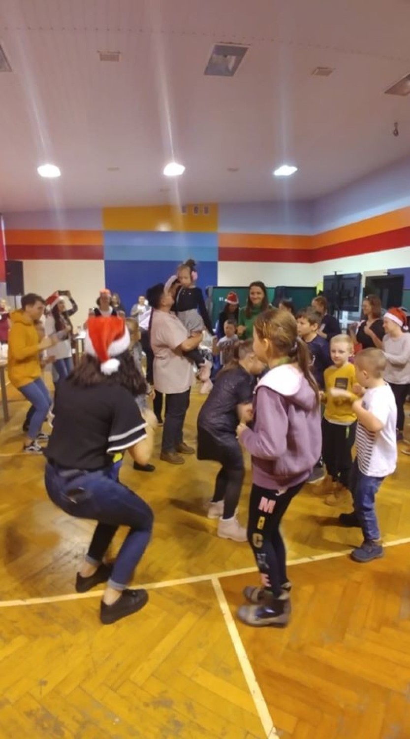 Uczniowie ZS nr 1 w Wieluniu zorganizowali Mikołajki dla dzieci z Zespołu Szkół Specjalnych [FOTO]