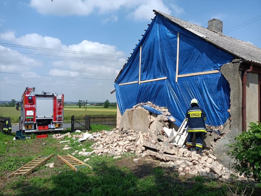 Uszkodzony budynek na posesji w Mokrsku