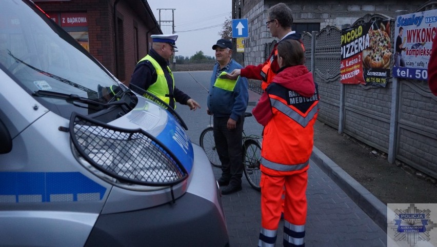 Policjanci z Aleksandrowa Kujawskiego wspólnie z ratownikami rozdawali kamizelki [zdjęcia]