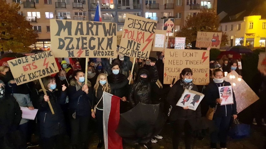 Strajk Kobiet w Strzelcach Opolskich. Coraz więcej mieszkańców protestuje na ulicach