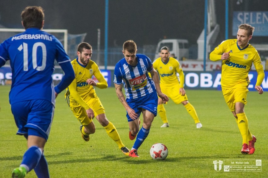 Piłkarze UKS Lipno jako tzw."dziecięca asysta" wyprowadzili piłkarzy Wisły Płock na murawę stadionu