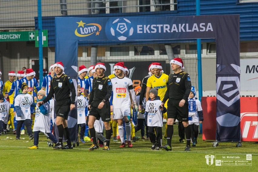 Piłkarze UKS Lipno jako tzw."dziecięca asysta" wyprowadzili piłkarzy Wisły Płock na murawę stadionu