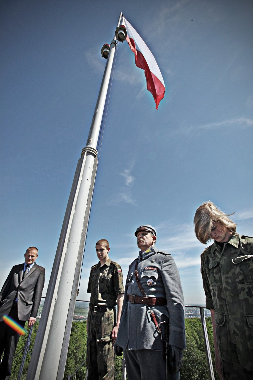 Biało-czerwona flaga zawisła na Kopcu Piłsudskiego [ZDJĘCIA, WIDEO]