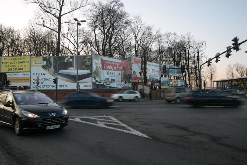 Kraków. Dlaczego radni chronią szpetne reklamy?