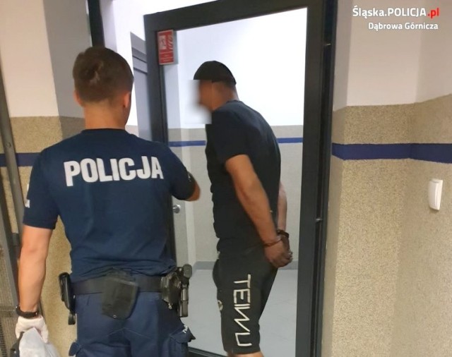 Policjanci zatrzymali dwóch 24-letnich mieszkańców Dąbrowy Górniczej

Zobacz kolejne zdjęcia/plansze. Przesuwaj zdjęcia w prawo - naciśnij strzałkę lub przycisk NASTĘPNE