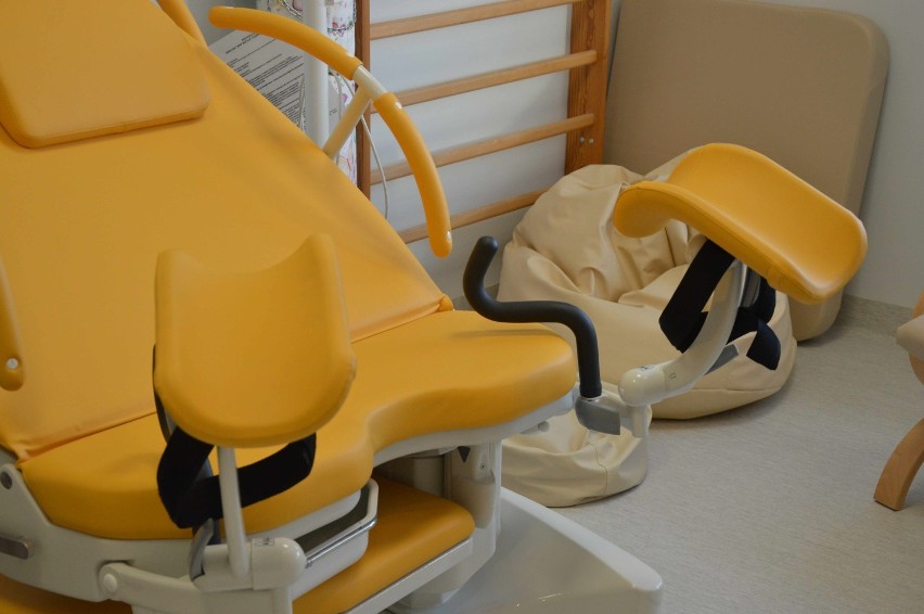 Szpital w Malborku z nowym ambulansem dla ratownictwa i łóżkami porodowymi dla położnictwa