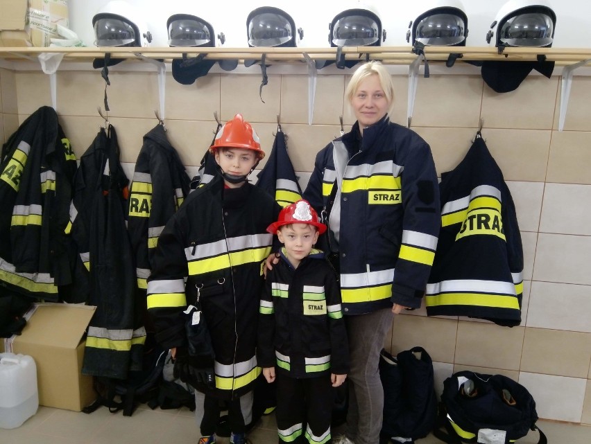 Najmłodsi "strażacy" z Karnkowa składają życzenia starszym kolegom. Przedszkolaki i ich niezwykłe pomysły 