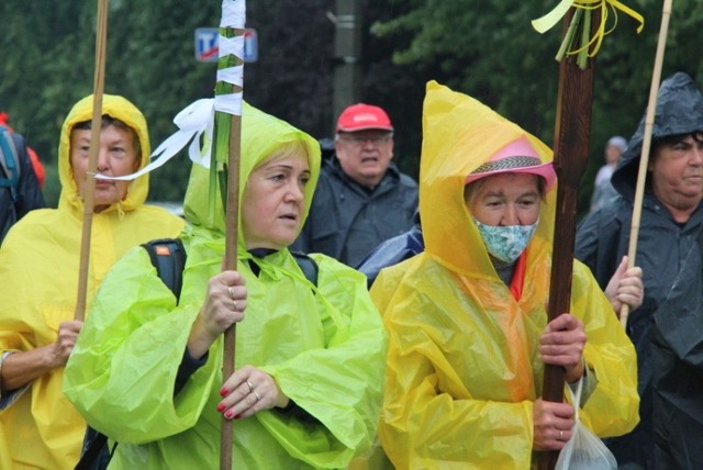 W poniedziałek 23 sierpnia z Będzina na Jasną Górę wyruszyła Sosnowiecka Piesza Pielgrzymka, zwana potocznie Zagłębiowską

Zobacz kolejne zdjęcia/plansze. Przesuwaj zdjęcia w prawo - naciśnij strzałkę lub przycisk NASTĘPNE