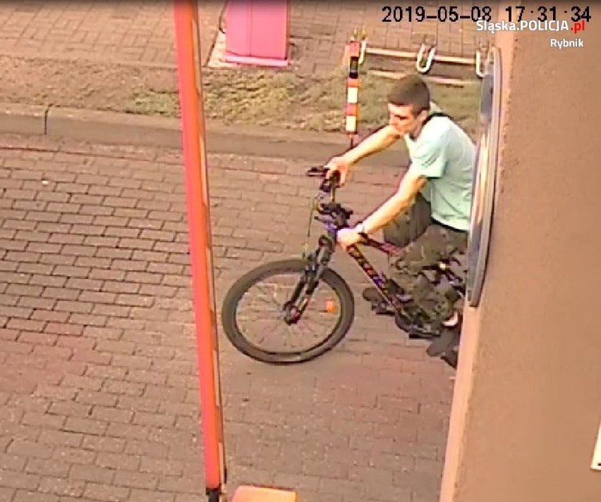 Skradziono rowery przy galerii na Raciborskiej w Rybniku. Rozpoznajesz sprawcę?