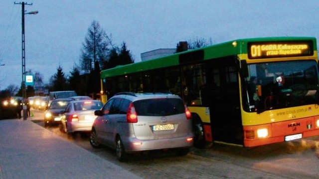 Tuż przy szkole nie ma gdzie stanąć, więc część rodziców zatrzymuje się w zatoczce