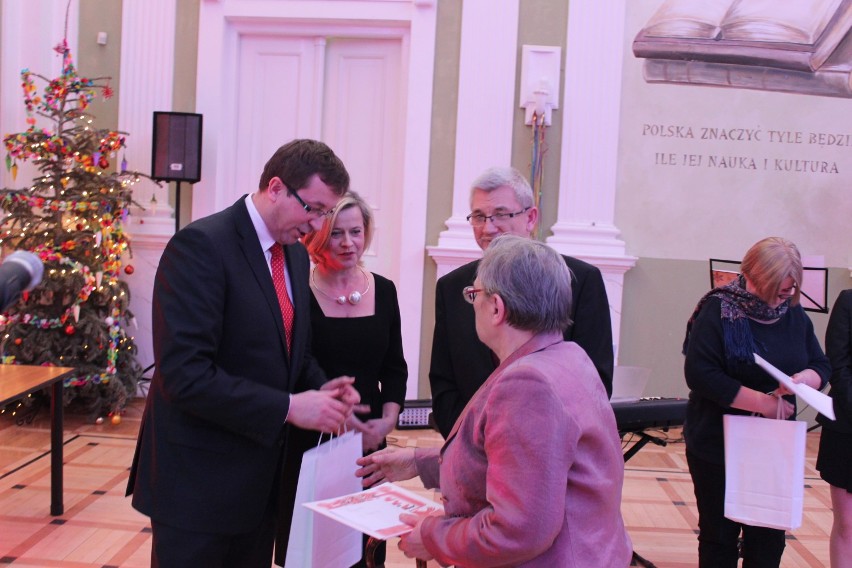Nagrodę pani Krystynie Wieczorek wręczyli Marek Cieśliński,...