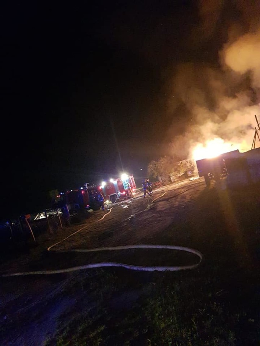 Pożar w Pilichowie. Strażacy z powiatu kwidzyńskiego walczyli z pożarem stodoły. Straty oszacowano na ponad 400 tys. złotych [ZDJĘCIA]