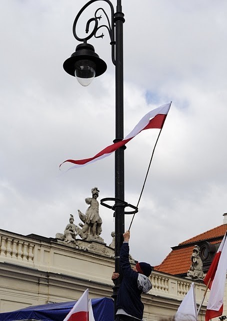 &quot;Jarosław, Jarosław!&quot;, &quot;Tu jest Polska&quot;: tłum przed Pałacem Prezydenckim
