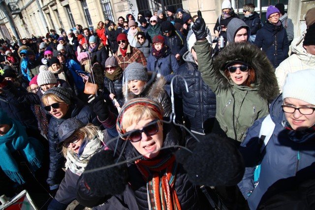 Warszawski Strajk Kobiet. Protest przed siedzibą Archidiecezji Warszawskiej. "Wieszak dla biskupa" [ZDJĘCIA]