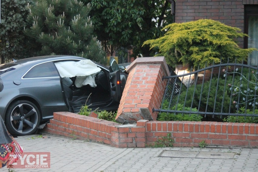 Kierujący Audi wjechał w płot na skrzyżowaniu ulic: Słowiańskiej i Wielkopolskiej [ZDJĘCIA]              