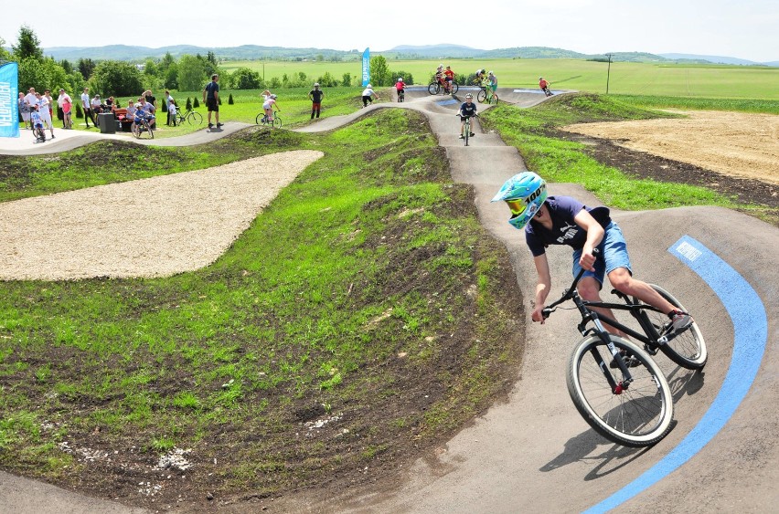 Asfalt, ostre zakręty i muldy. Nowy pumptrack w Miejscu Piastowym już otwarty [ZDJĘCIA]