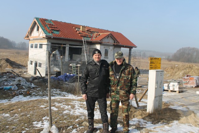 Szef straży rybackiej Janusz Stańczyk i skarbnik koła wędkarskiego na terenie budowy nowej siedziby SSR w Lubrzy