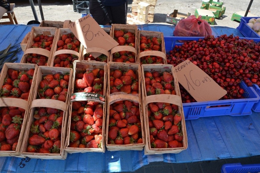 Ceny warzyw i owoców na targu w Stalowej Woli. Truskawki już są tańsze. Ile kosztują?