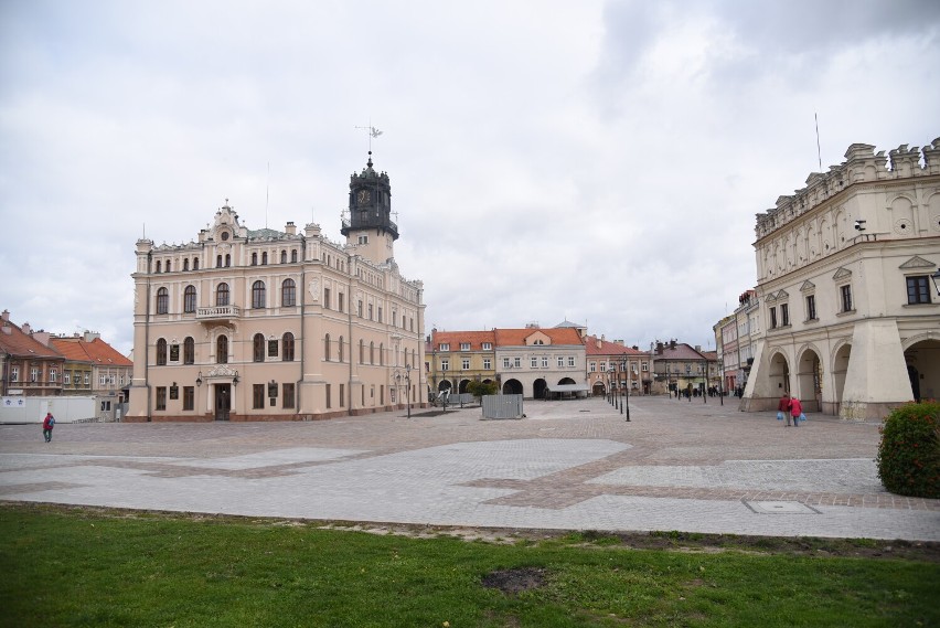 Ustawienie figury Świętego Michała Archanioła na Placu...