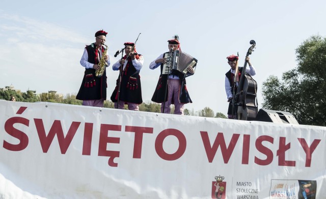 Święto Wisły 2014. Moc atrakcji nad rzeką

W tym roku rozszerzona została oferta atrakcji odbywających się bezpośrednio na rzece Wiśle. Do najważniejszych wydarzeń tego dnia należy zaliczyć powrót do przedwojennej tradycji regat o „Błękitną Wstęgę Wisły”, oraz regaty św. Barbary, w których ścigały się będą wyłącznie tradycyjne łodzie drewniane. Nie zabraknie też widowiskowych wyścigów Smoczych Łodzi czy kajakowego spaceru wiślanego, do którego zaproszeni są wszyscy chętni kajakarze. Zmagania wioślarzy, pokazy poduszkowców czy przypłynięcie flisów: Świętokrzyskiego, Jabłczanego i Wiklinowego będzie można obserwować również z pokładu statku wycieczkowego