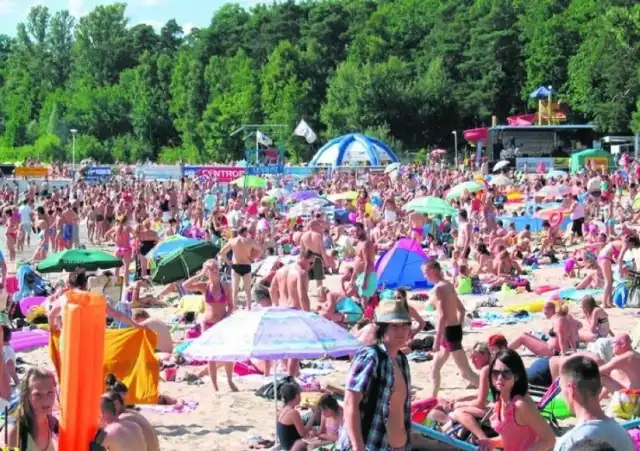 Plaża główna w Przyjezierzu w upalne dni jest oblegana przez amatorów kąpieli wodnych i słonecznych