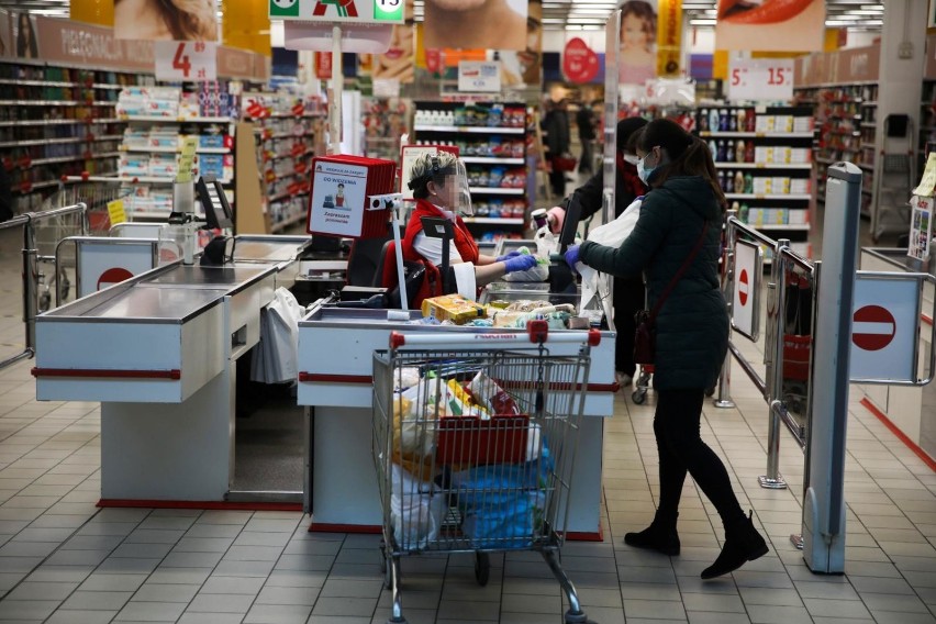 W czasie pandemii, robiąc zakupy i widząc kasjerki pracujące...