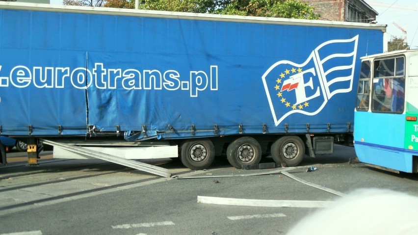 Wrocław: Tramwaj zderzył się z ciężarówką (ZDJĘCIA INTERNAUTY)