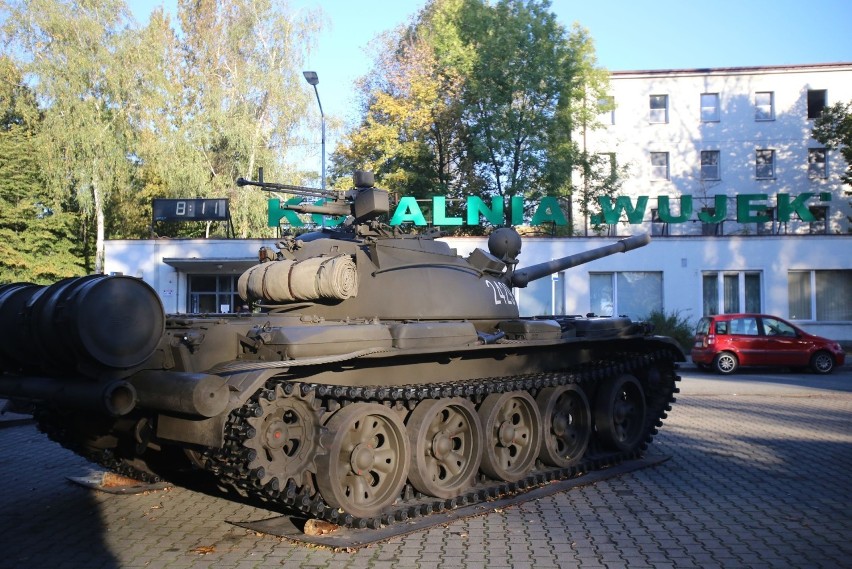 Katowice: Przed kopalnią Wujek stanął czołg T-55. Trafi na nową wystawę w Śląskim Centrum Wolności i Solidarności