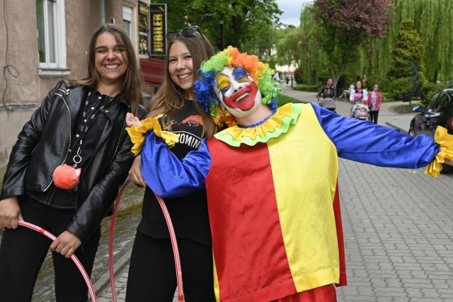 Nie brakowało chętnych, by mimo odwołanego seansu kina plenerowego i gry terenowej wtorkowe popołudnie spędzić w parku przy siedzibie Ośrodka Kultury Sportu i Rekreacji w Świeciu