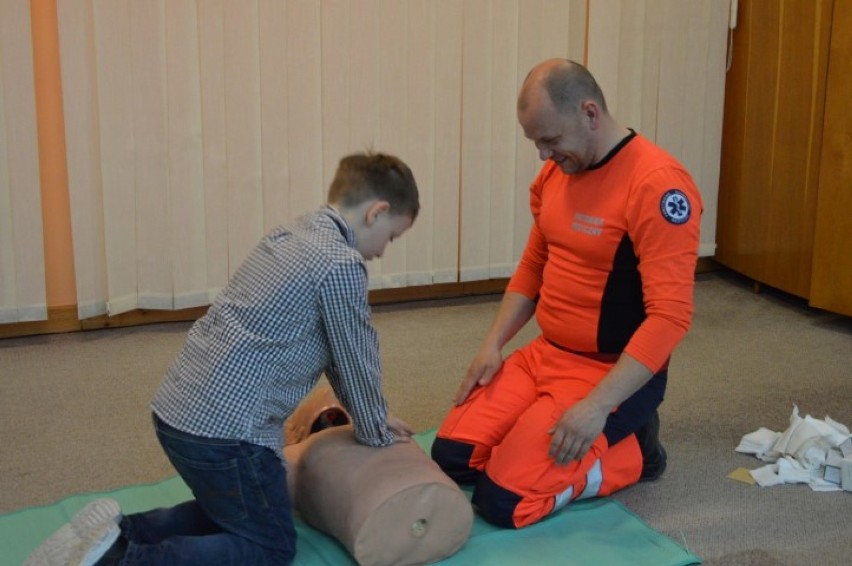 Młodzi wolontariusze ze szkół podstawowych przeszli szkolenie z pierwszej pomocy w wejherowskim szpitalu [ZDJĘCIA]