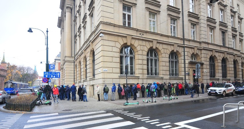 Kraków. Setki osób szturmują oddział NBP. Przyszli kupić banknot kolekcjonerski z Lechem Kaczyńskim [ZDJĘCIA]