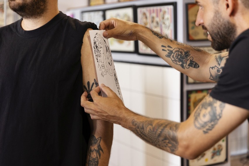 Od znaczeń do symboli: wybór męskiego tatuażu