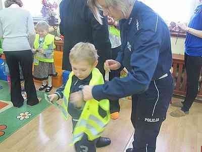 Policjanci z Lublińca odwiedzili przedszkolaki w Jeżowej i Sierakowie Śląskim. Pojechali z misją