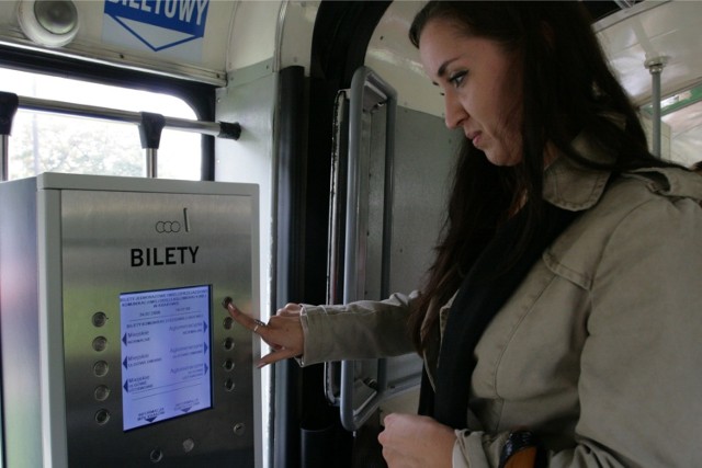 24.07.2008 krakow ..automat biletowy w tramwaj nr 22 ..bilet bilety kasowanie transport transport kanar ..gazeta krakowska fot. katarzyna prokuska / polskapresse