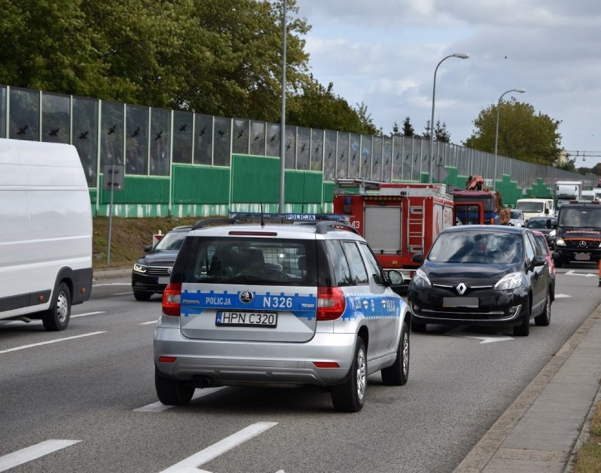 Zderzenie trzech samochodów osobowych przy Rondzie Solidarności w Wejherowie [ZDJĘCIA]