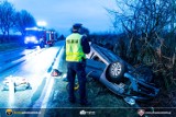 Wypadek w Pietrzykowie koło Kalisza. Auto dachowało w rowie. Ciężko ranny 23-latek. ZDJĘCIA