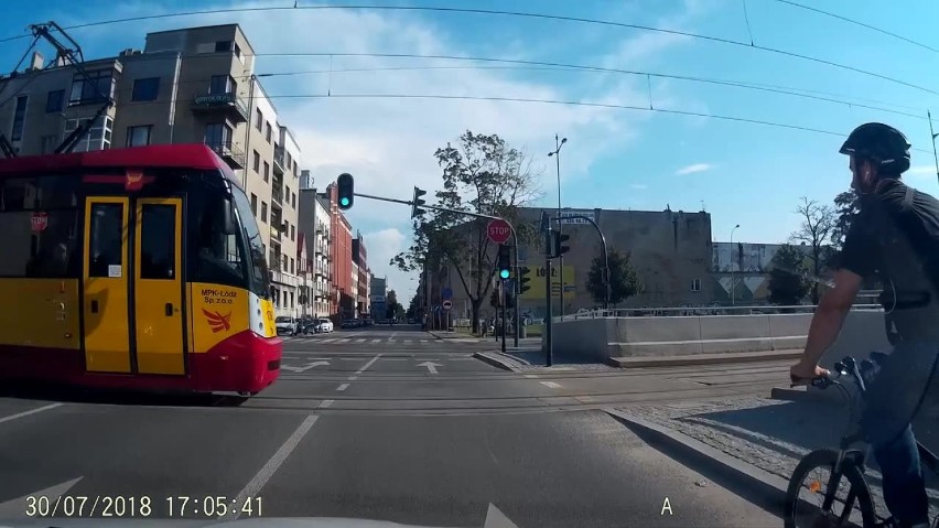 Wypadek na Mickiewicza w Łodzi. Rowerzysta wjeżdża w tramwaj...