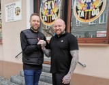 Kielczanin Mateusz Borkowski, znany jako Big Boy ponownie w studiu tatuażu w Radomiu. Skosztował też polskiej kuchni. Zobacz zdjęcia