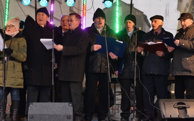 Na jarosławskim rynku nie zabrakło kolęd, opłatka i świątecznych potraw. Zobaczcie zdjęcia z miejskiej wigilii.

 Zobacz też: Jak zapakować trudne prezenty? Instruktaż krok po kroku
