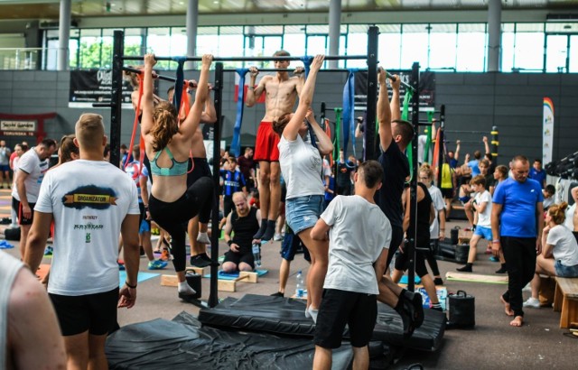 Dzięki owocnej współpracy Calisthenics Academy i World Street Workout and Calisthenics Federation,po raz trzeci w Bydgoszczy odbyły się eliminacje do Pucharu Świata w Kalistenice i Street Workout 2018 i wspólne darmowe ćwiczenia. 


Tak szaleli na drogach w regionie. To cud, że ludzie przeżyli! [wideo - Program Stop Agresji Drogowej]

