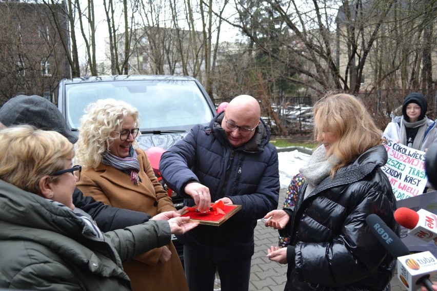 Nowy bus dla dzieci z ośrodków opiekuńczo-wychowawczych w Chorzowie. Jego koszt to 200 tysięcy złotych